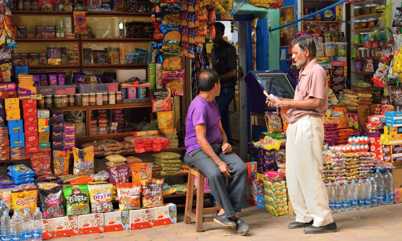 Group of people holding question mark signs, symbolising the uncertainty and challenges in bridging India’s MedTech affordability gap and expanding access to Tier-2 cities.